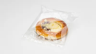 Koláček s jahodovotvarohovou náplní